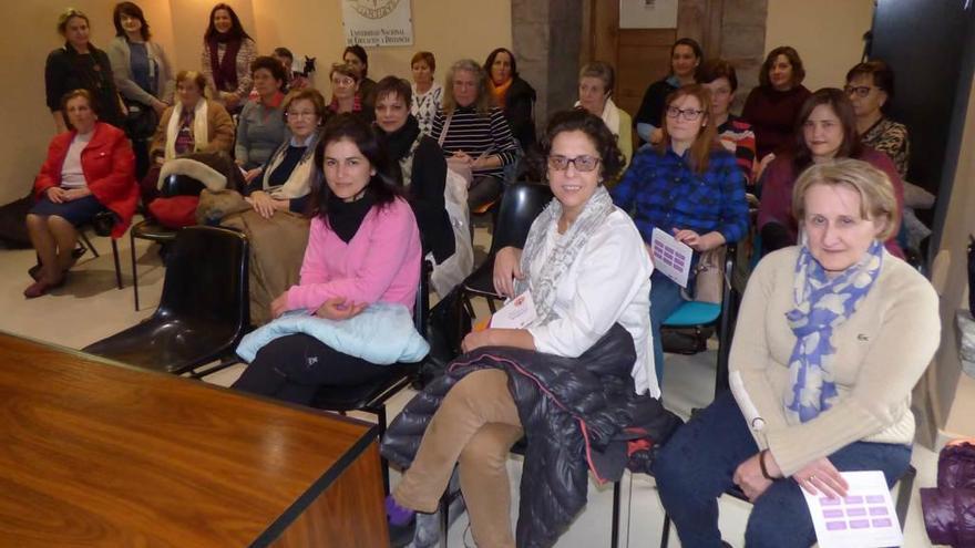 Asistentes al curso y, de pie, al fondo de la sala, Begoña Donaire, Belén Fernández, agente de Igualdad, y Carmen López.