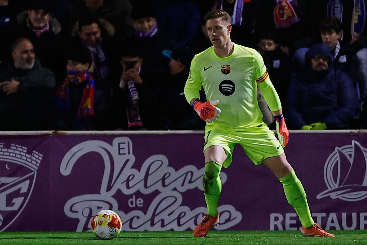 Marc-Andre ter Stegen controla el balón durante el partido de Guadalajara.