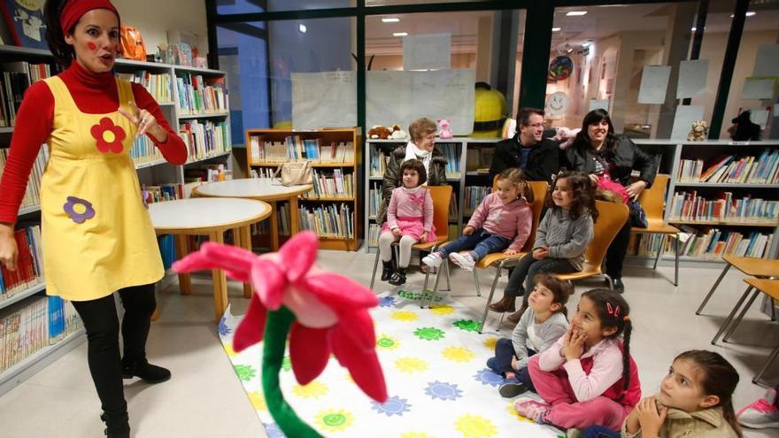 Una sesión de cuentacuentos en la biblioteca de La Luz.