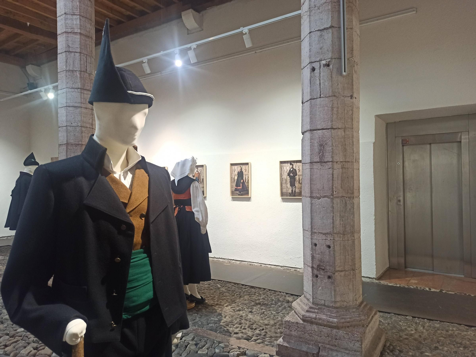 EN IMÁGENES | Así es la exposición "El vistir" sobre el traje tradicional asturiano