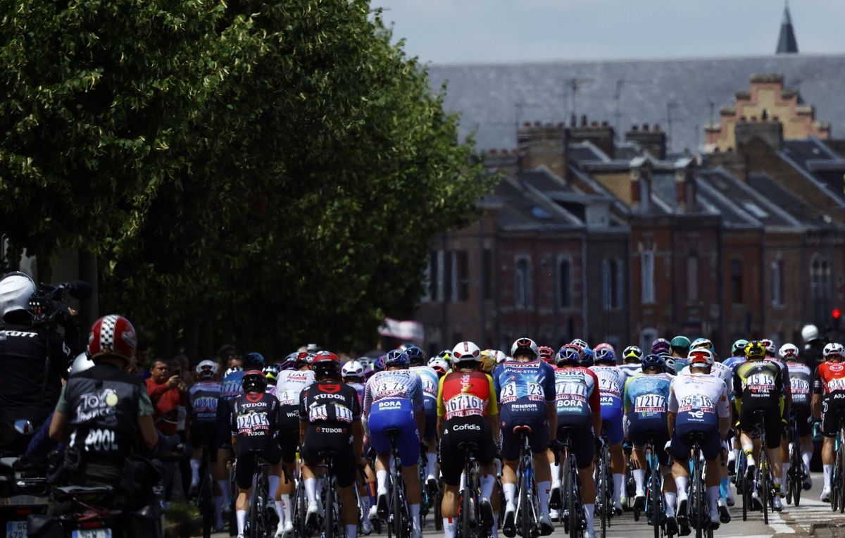 (France), 08/07/2025.- The peloton in action during the 4th stage of the Tour de France cycling race over 174.2km from Amiens to Rouen, France, 08 July 2025. (Ciclismo, Francia) EFE/EPA/MARTIN DIVISEK