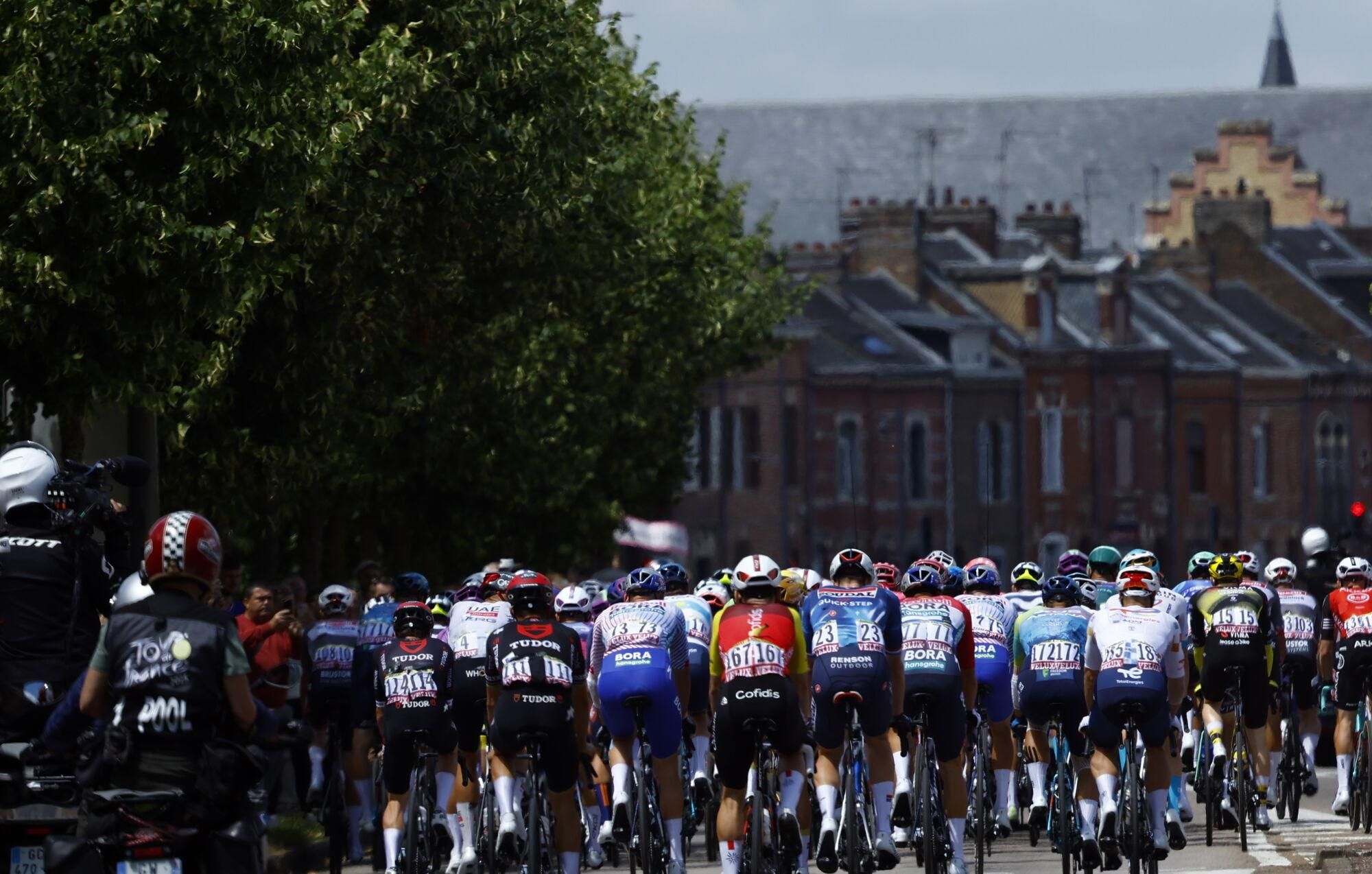 (France), 08/07/2025.- The peloton in action during the 4th stage of the Tour de France cycling race over 174.2km from Amiens to Rouen, France, 08 July 2025. (Ciclismo, Francia) EFE/EPA/MARTIN DIVISEK