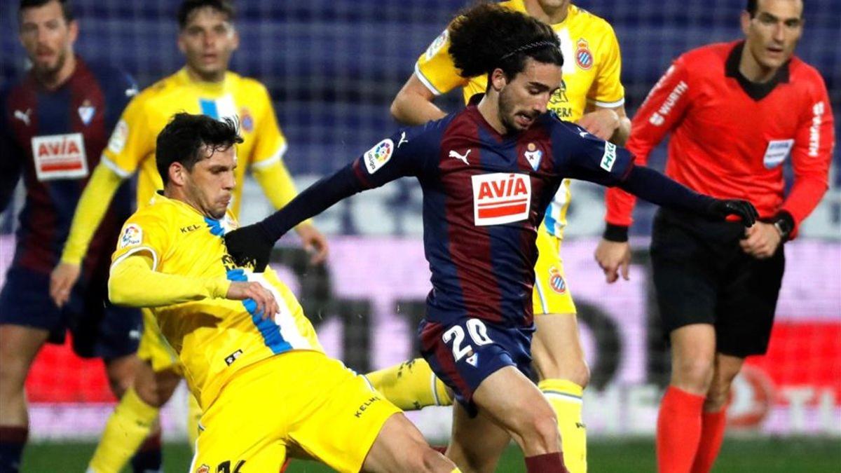 Cucurella realizó un gran partido y se aprovechó de un superado Javi López