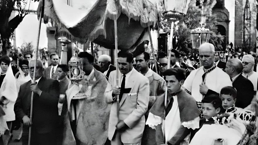 Procesión del Corpus en Teror con la custodia de doña Pura. | | A.Y.