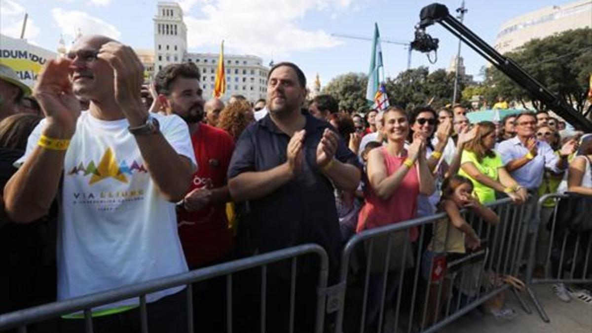 Romeva, Rufián y Junqueras, en la plaza de Catalunya.