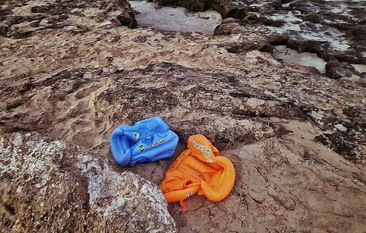 Dos chalecos salvavidas infantiles en la costa. | XAVI GARCIA, IB3 NOTÍCIES