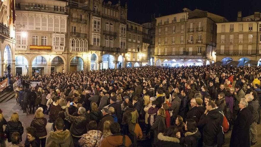 La Praza Maior se llenó ayer para protestar contra la reforma de la ley de la salud. // Brais Lorenzo