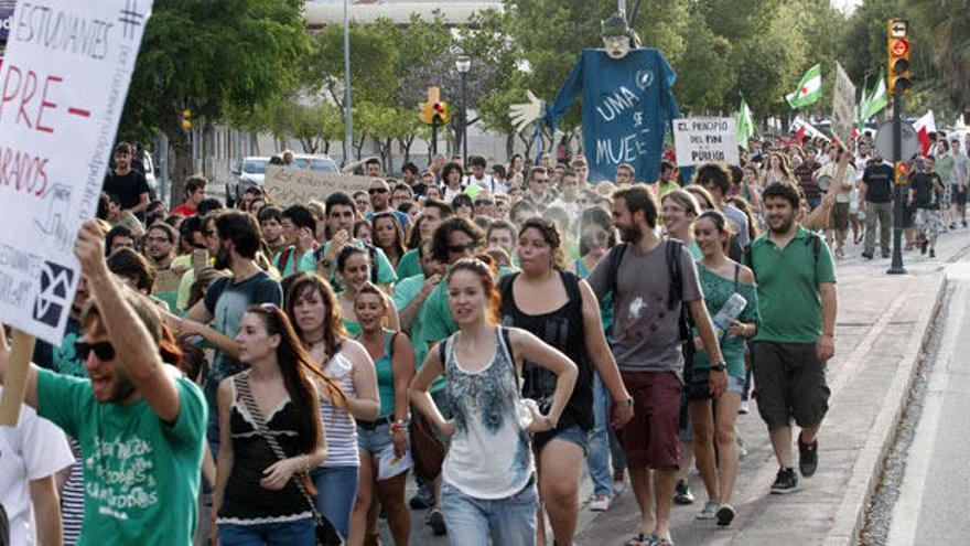 Cientos de alumnos, profesores y trabajadores de la Universidad de Málaga se manifestaron ayer contra las medidas de ajuste.