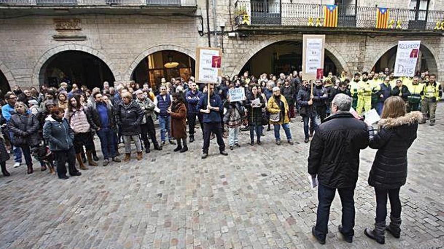 Un moment de la protesta dels treballadors, ahir, a la plaça del Vi.