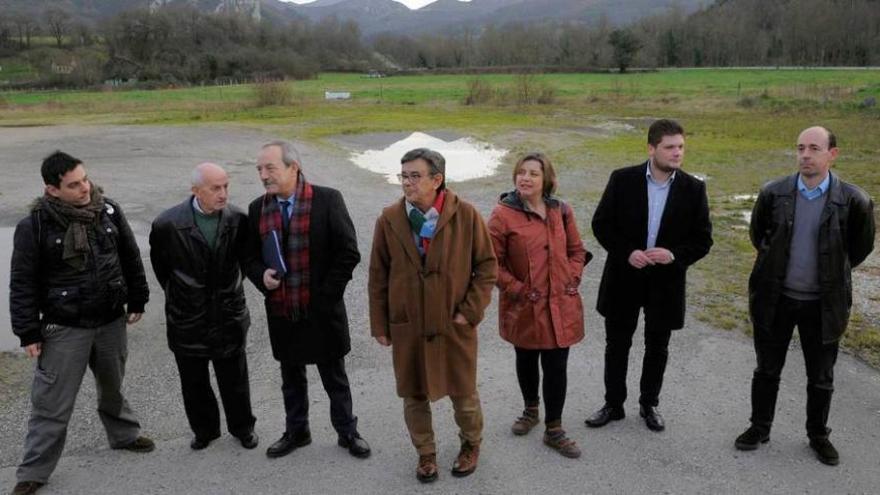 Por la izquierda, Ignacio Fernández del Páramo, Paulino Fernández, &quot;Cuco&quot;, presidente del Rayo Las Caldas; Wenceslao López, Roberto Sánchez Ramos, Ana Taboada, Sergio Huerta, vicepresidente del Rayo Las Caldas, y Fernando Cárcaba, presidente del Celtic de Puerto, ayer, en Las Caldas.