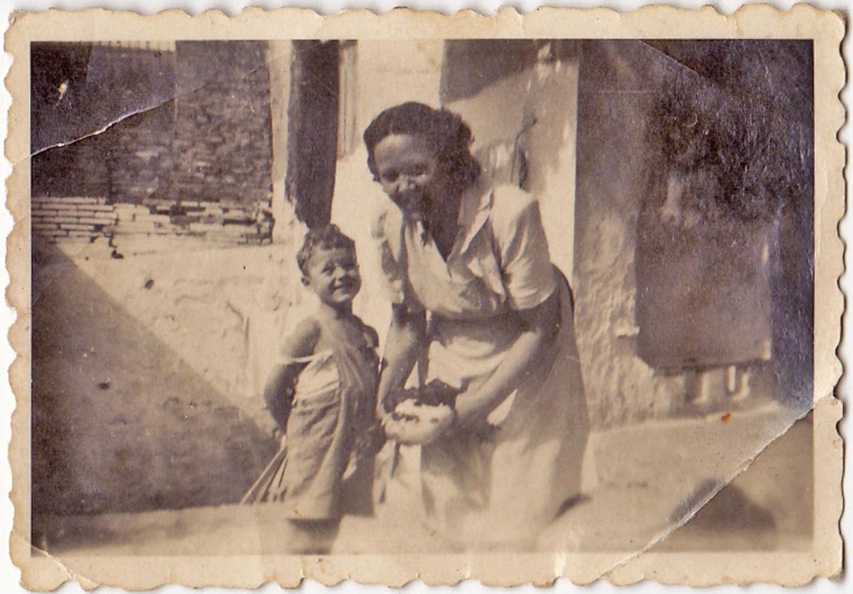 Pérez Casado amb la seua mare en Naquera, 1950