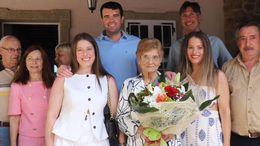 La cumpleañera con su familia y los mandatarios de A Estrada y Vedra.
