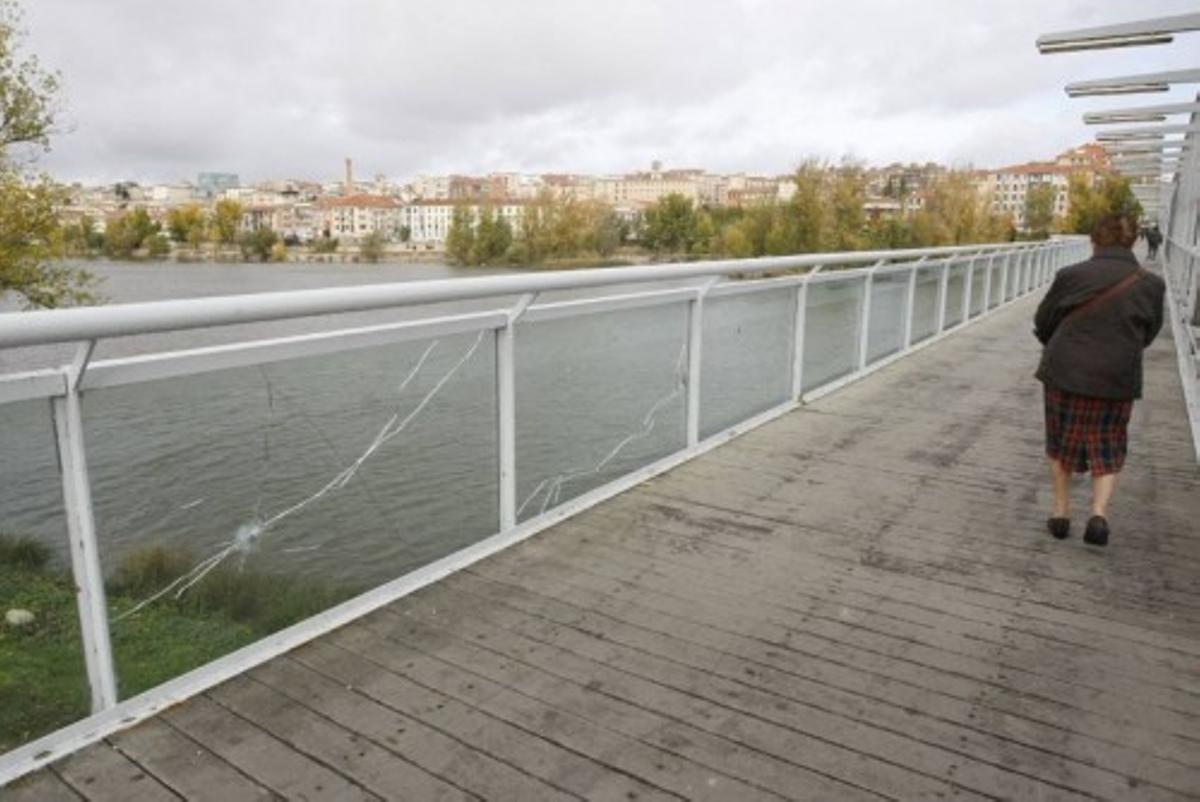 El Puente de Hierro sufre destrozos por su parte más débil, los cristales