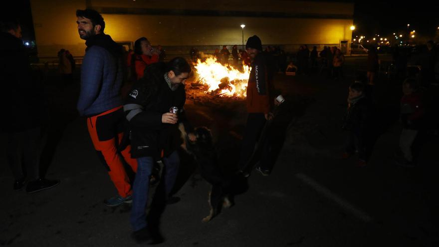 Las hogueras de San Antón abrigan a los aragoneses en una fría noche