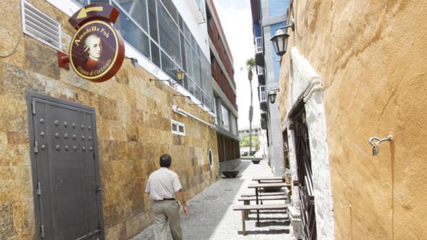 Imagen de la fachada del pub precintado por la policía en Puerto del Rosario. i  GABRIEL FUSELLI