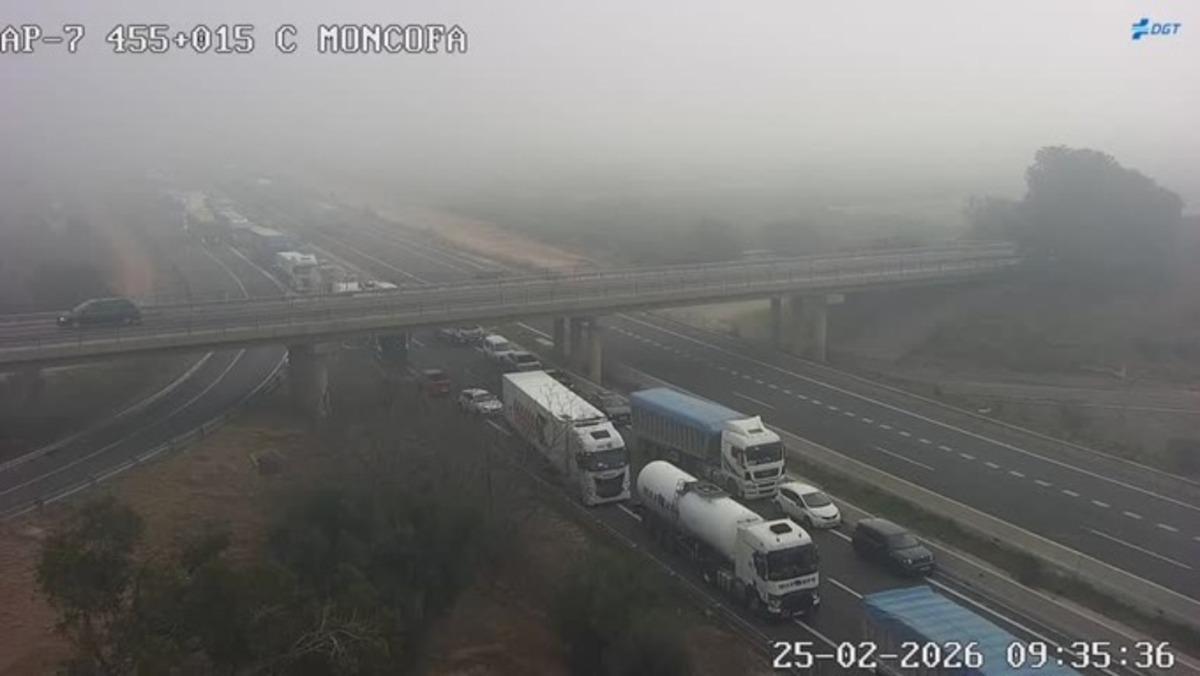 Imagen de la AP-7, a la altura de Moncofa, donde se ha producido el accidente hoy. La vía está cortada por completo al tráfico.