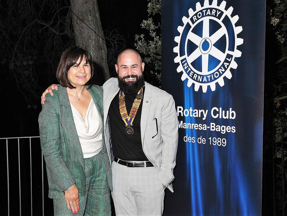 Montserrat Cullerés i Carles Pons, presidenta sortint i president entrant del Rotary Club de Manresa-Bages