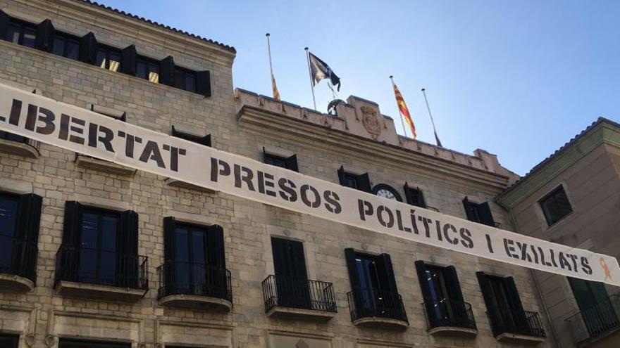 Apareix una bandera negra a l&#039;Ajuntament de Girona enlloc de l&#039;espanyola