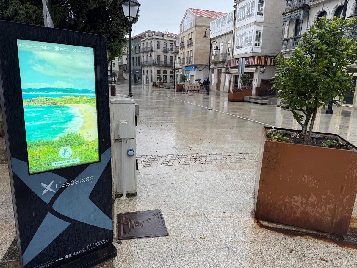 Totem interactivo instalado por el patronato Rías Baixas en la calle Eduardo Vincenti.