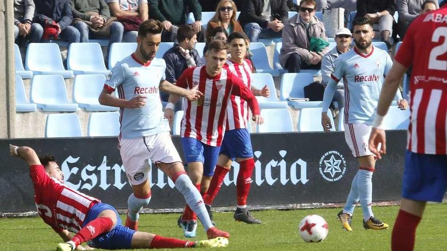 El céltico Brais Méndez intenta salvar la entrada de un rival en un lance del partido de ayer en Barreiro. // Alba Villar