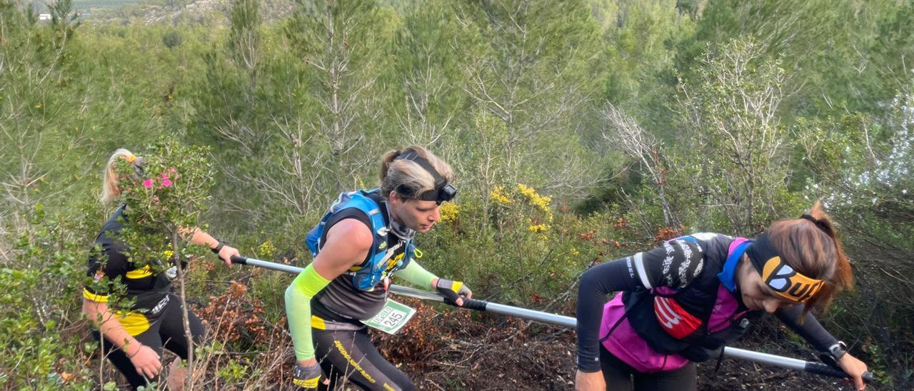 Uno de los corredores con discapacidad visual y sus guías durante la carrera