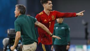 El delantero de la selección Álvaro Morata (d) al lado de Luis Enrique durante un partido de la selección española.
