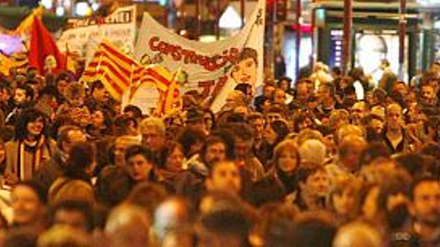 Los manifestantes llenaron las avenidas de Aguilera y Maisonnave ayer por la tarde con sus pancartas reivindicativas por una escuela pública y con el detalle de las deficiencias concretas de cada centro escolar, procedentes de numerosas localidades a lo largo de toda la provincia