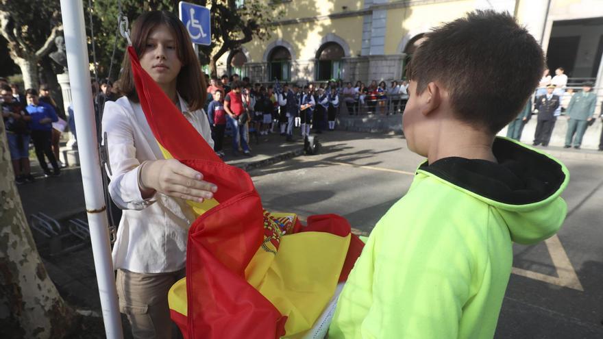 La gratitud de Ucrania y la hermandad con Hispanoamérica aúpan a la bandera española a lo más alto en el IES Río Trubia