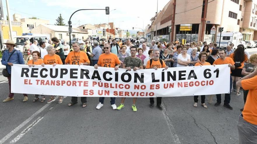 Protesta de vecinos para solicitar la línea 61.