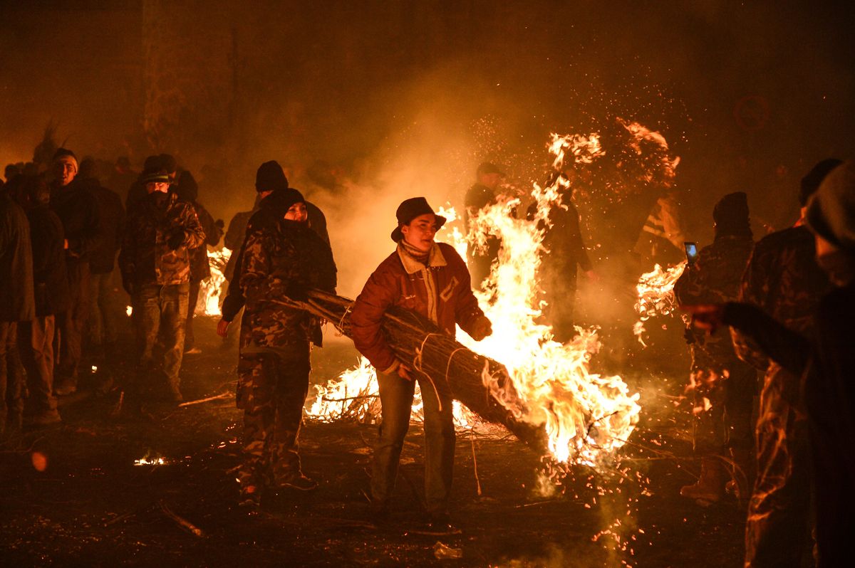 Fotogalería | Así fue la noche de los Escobazos en Jarandilla de la Vera