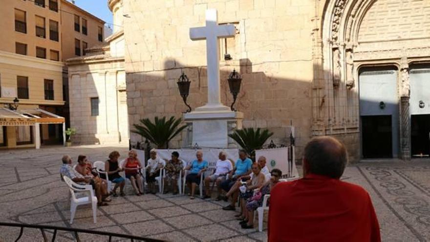 Grupos de vecinos de Callosa de Segura se turnan desde hace siete meses para custodiar la Cruz de los Caídos con el objetivo de evitar que el Ayuntamiento la intente retirar.