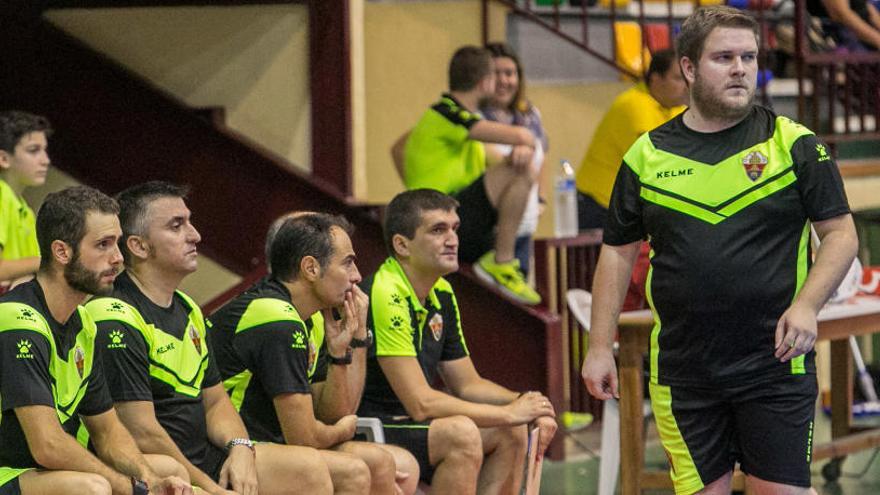 El técnico franjiverde Pablo Conejero y jugadores de banquillo en un partido de pretemporada