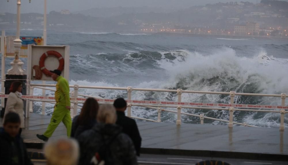 Las olas chocan contra el muro de San Lorenzo