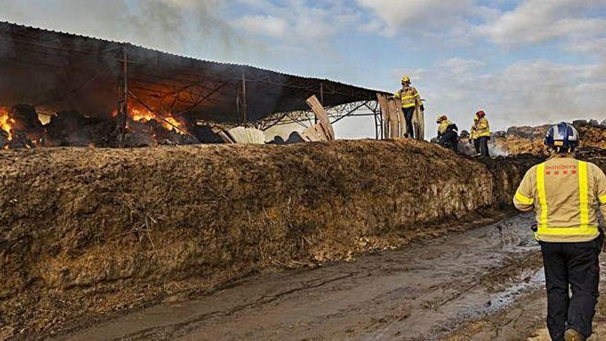 Els Bombers continuen pendents del foc de Riudellots