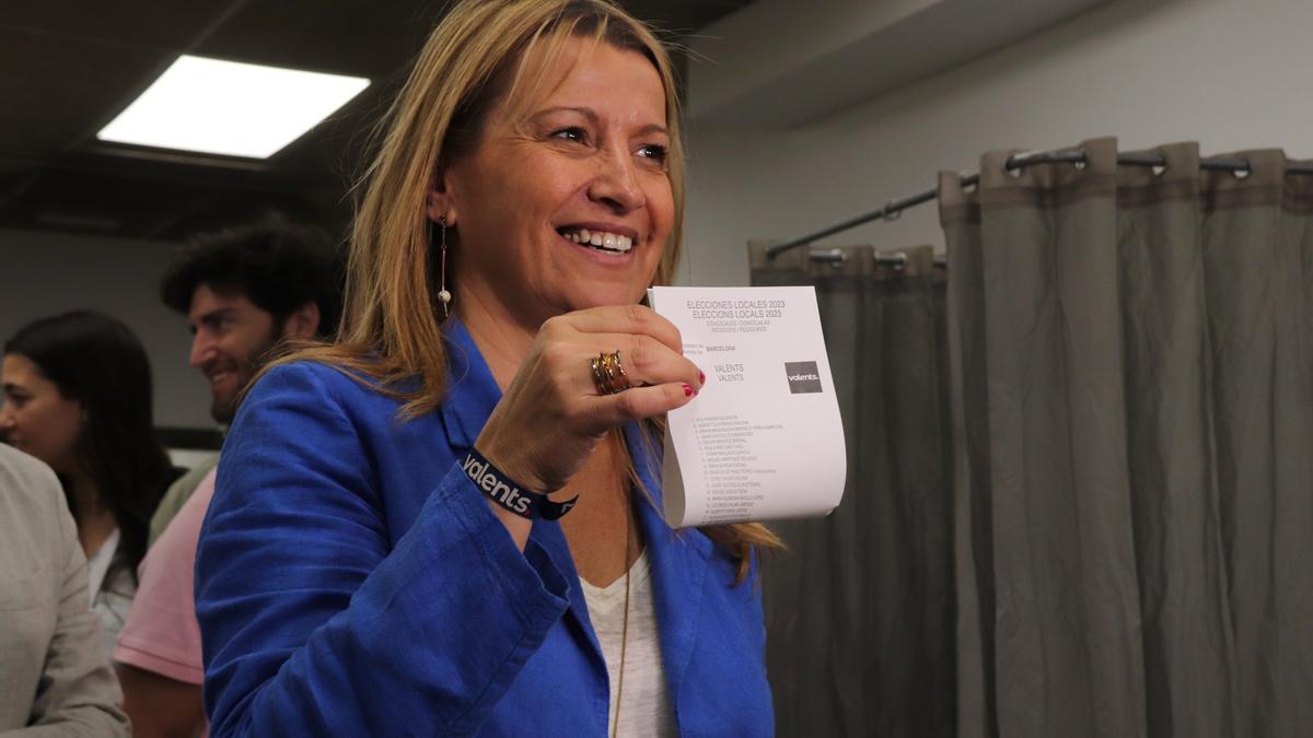 La candidata de Valents, Eva Parera, muestra la papeleta de su candidatura.