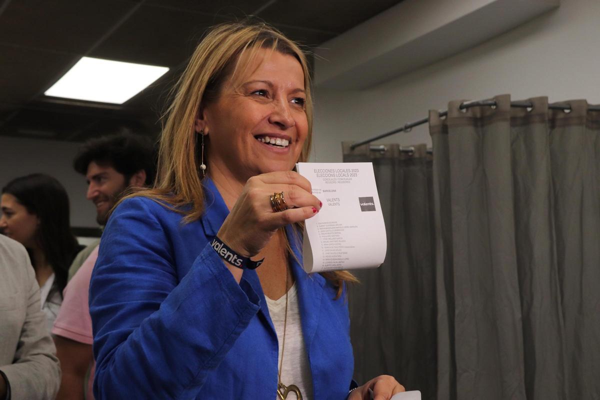 La candidata de Valents, Eva Parera, muestra la papeleta de su candidatura. La candidata de Valents, Eva Parera, muestra la papeleta de su candidatura.