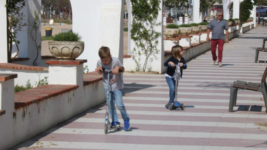 Nens passejant per Palamós.