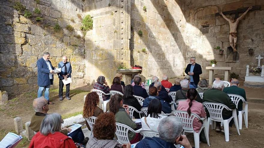 Éxito en la presentación del nuevo número de «O Umia», de Amigos de Fefiñáns