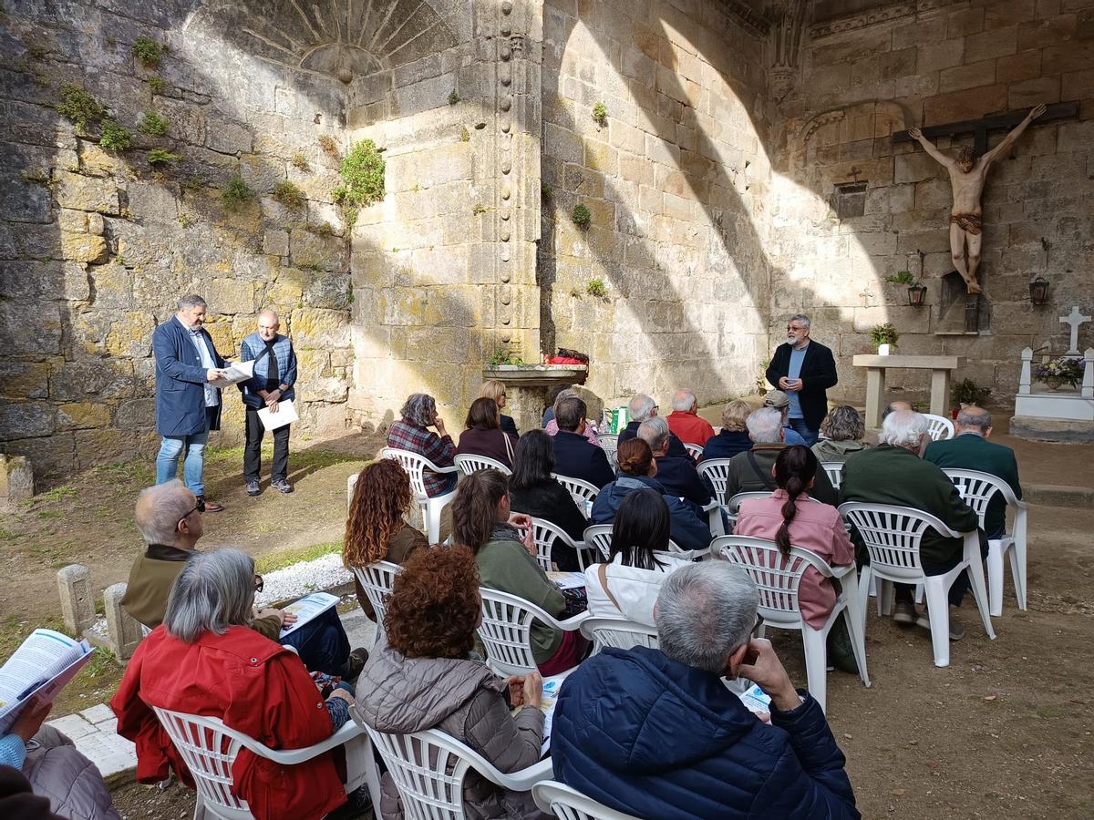 Un momento de la presentación en las ruinas de Santa Mariña de Cambados.