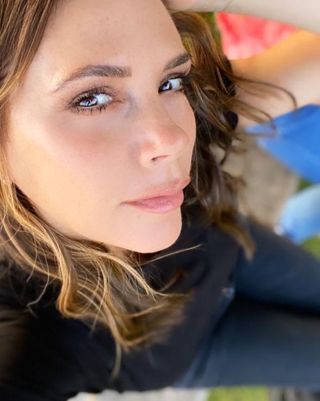  Victoria Beckham desvela en Instagram el truco de maquillaje que le hace parecer más joven