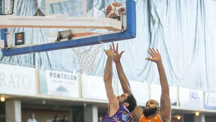 Zyle y Rowley, durante el partido de ayer en Palencia.