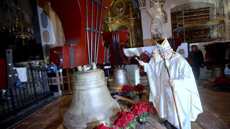 El arzobispo bendice las &quot;nuevas&quot; campanas de los Santos Juanes