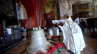 El arzobispo bendice las "nuevas" campanas de los Santos Juanes