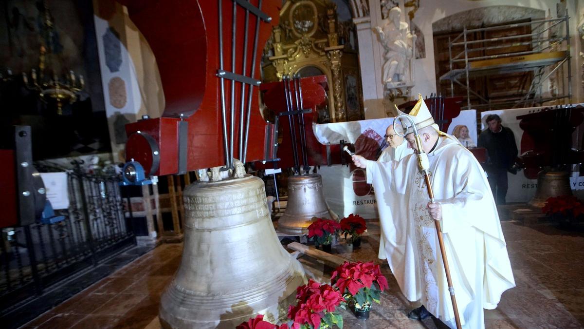 Bendición de campanas por el arzobispo Enrique Benavent.
