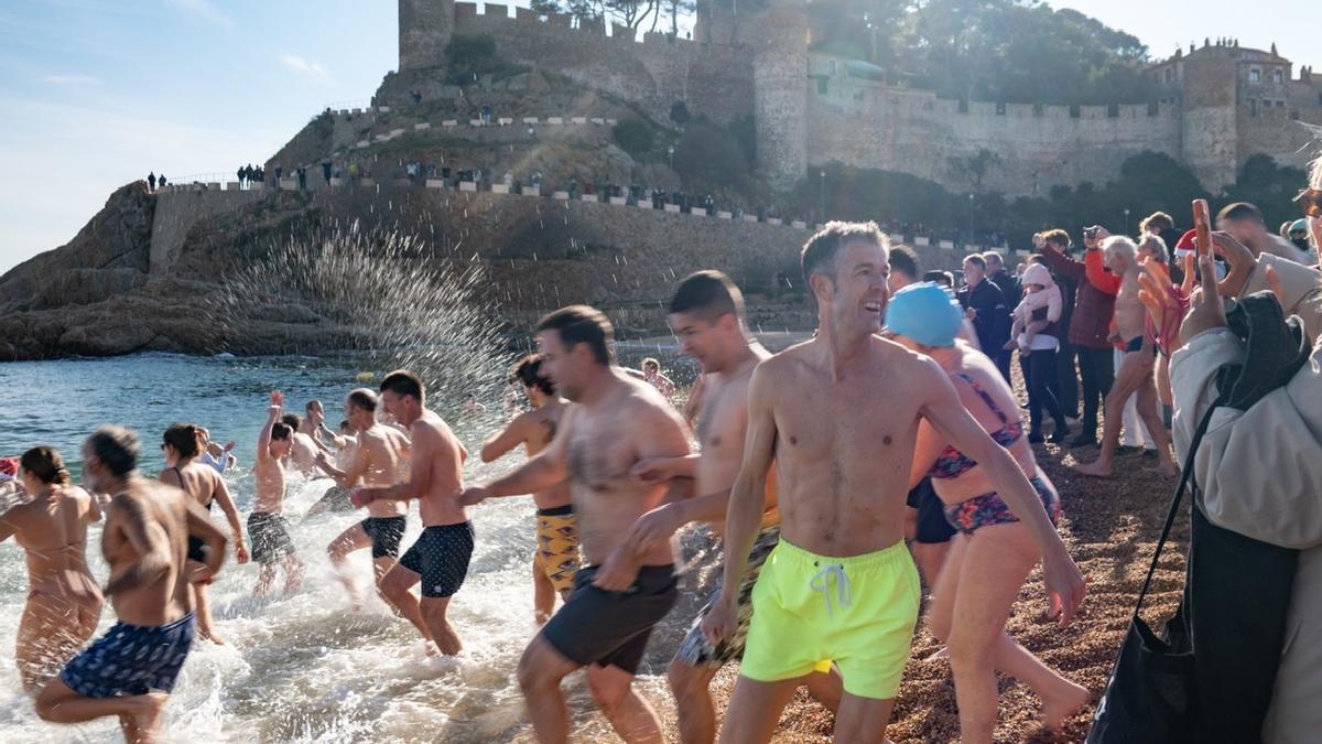 Les imatges del primer bany de l'any a Tossa de Mar