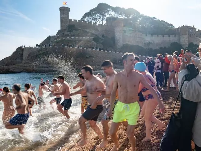 Les imatges del primer bany de l'any a Tossa de Mar