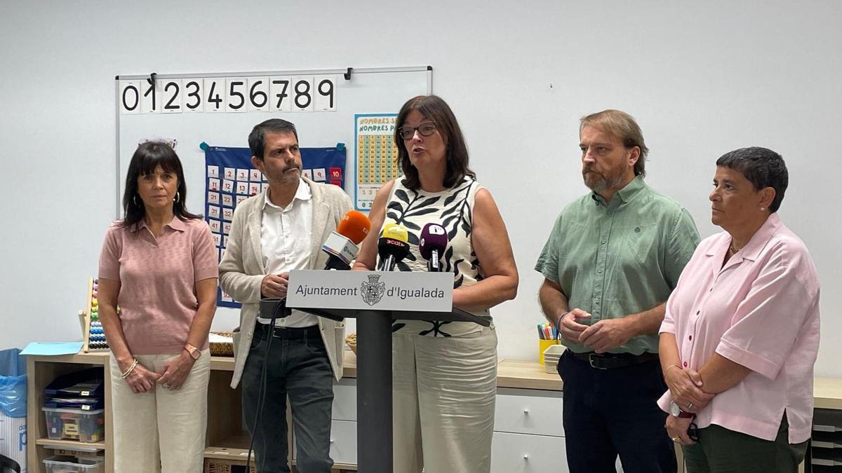 Directora dels Serveis Territorials al Penedès, Marisa Vila Berzosa; l’alcalde d’Igualada, Marc Castells Berzosa; la directora general de Centres Públics, Montserrat Duran Tauleria; el regidor d’Ensenyament, Josep M. Carpi Cuatrecases, i la directora de l’escola Emili Vallès, Teresa Ramos Tomàs