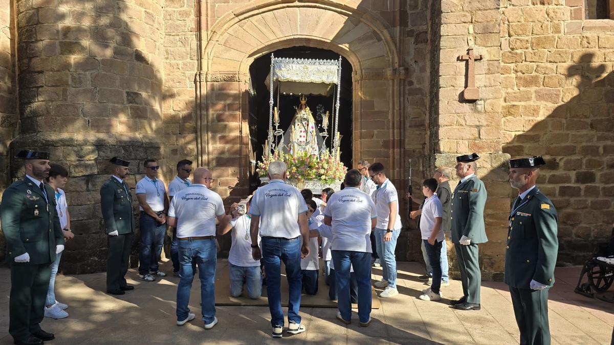 Numerosas personas participan en una jornada festiva iniciada con la salida de la patrona de la localidad desde la iglesia de San Andrés
