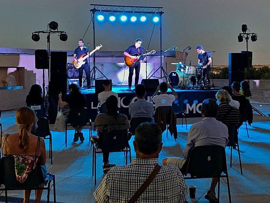 Espectadores en un concierto en el mirador del Ramos Carrión. | J. L. F.