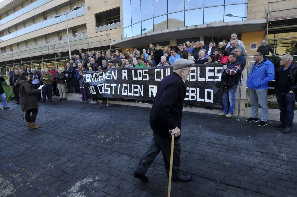 Protesta contra el cierre del geriátrico de Felechosa